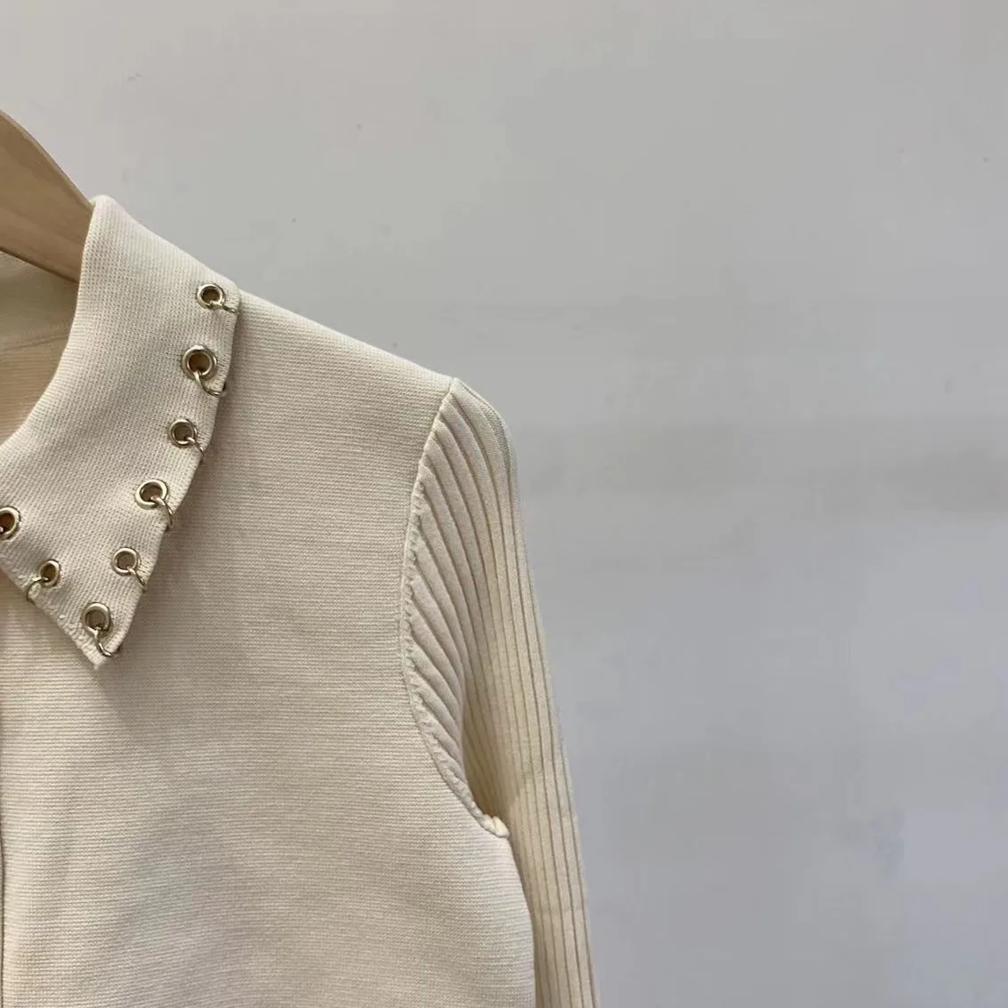 Metal Ring Women's Rib Knit Cardigan coat 2022 new Single Breasted Long Sleeve Turn-down Collar fashion Female knitwear Coat
Metal Ring Women's Rib Knit Cardigan coat 2022 new Single Breasted Long Sleeve Turn-down Collar fashion Female knitwear Coat