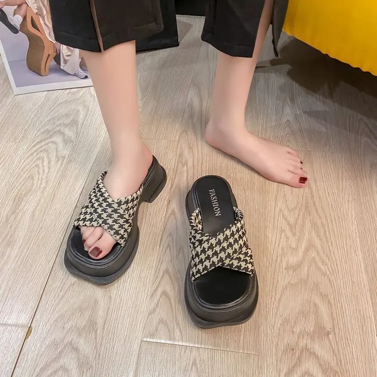 

Корейская версия Qianniao Стильные красивые тапочки для женщин для ношения летом 2022 новые толстые стельки для лета для женщин