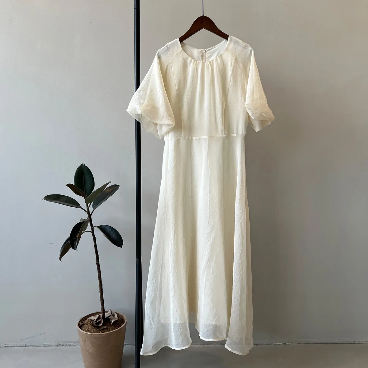 SuperAen Bubble Sleeve Dress 2023 Summer New Light Mesh A-line Korean Fashion Long Dress
SuperAen Bubble Sleeve Dress 2023 Summer New Light Mesh A-line Korean Fashion Long Dress