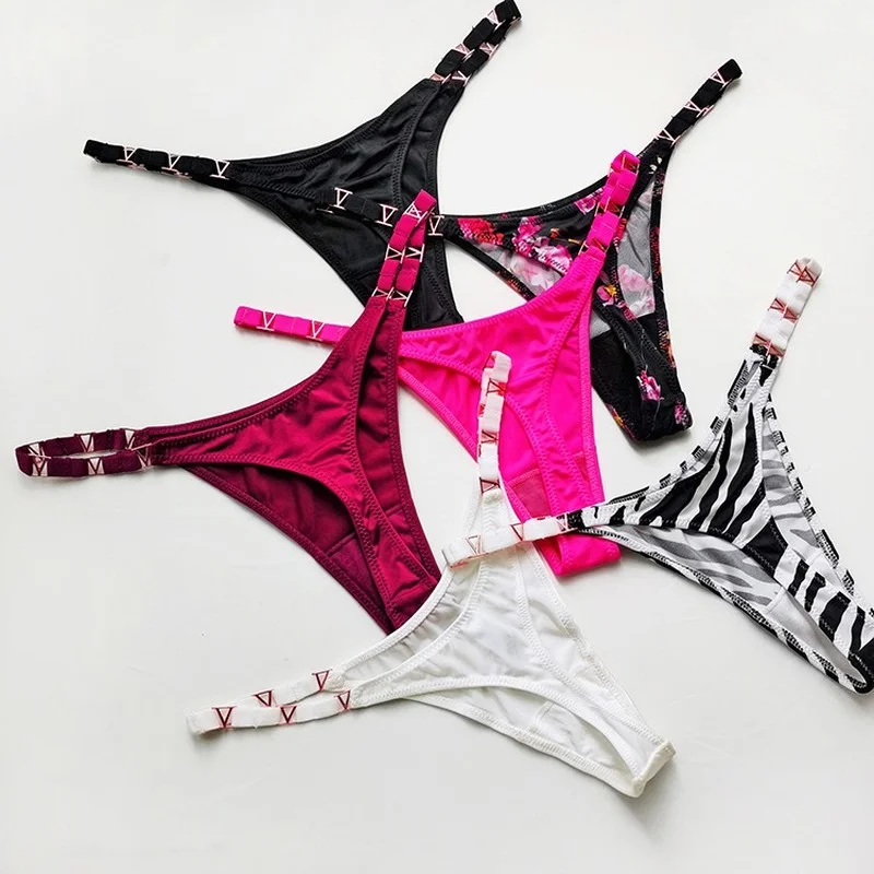 Sexy metal V-shaped ice silk thong fashion fitness exercise hip lifting thong low waist high fork G-shaped thong
Sexy metal V-shaped ice silk thong fashion fitness exercise hip lifting thong low waist high fork G-shaped thong