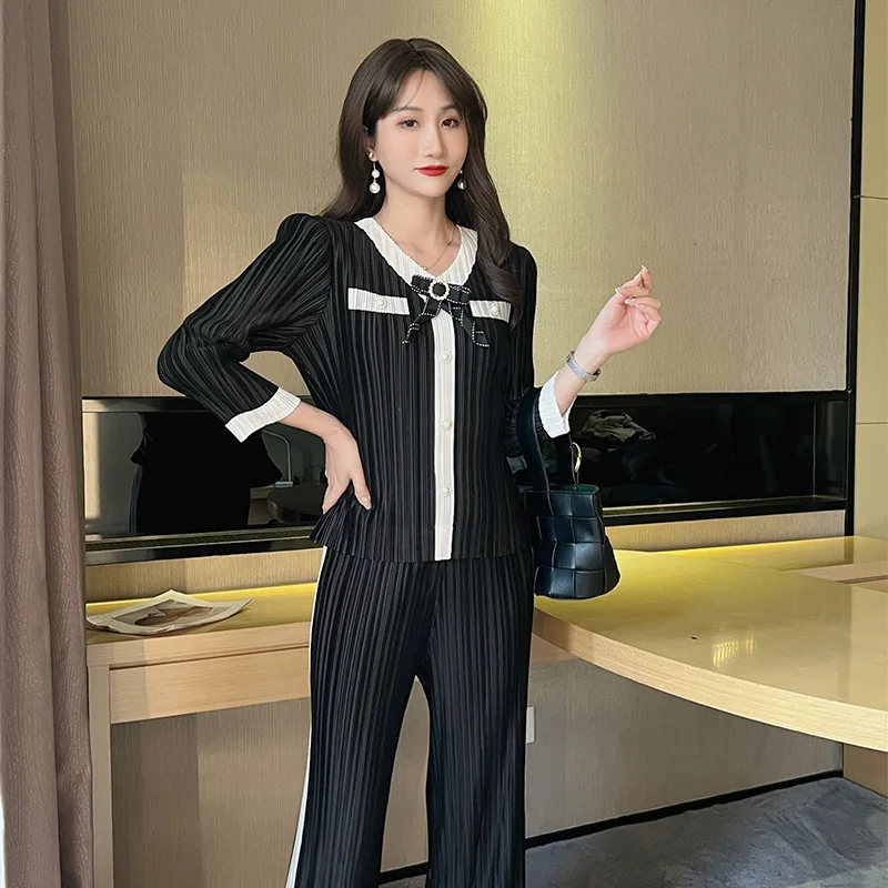 New pleated suits Workplace women wear Miyake pleated suits Solid color temperament pleated trousers suit
New pleated suits Workplace women wear Miyake pleated suits Solid color temperament pleated trousers suit