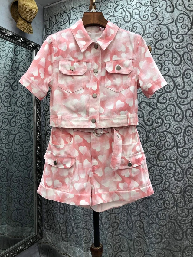 2023 new women fashion suit love pink print short top + shorts 2-piece set 0503
2023 new women fashion suit love pink print short top + shorts 2-piece set 0503