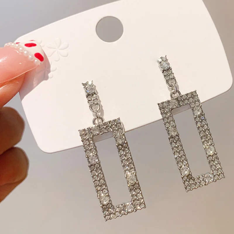 New Fashion Full Inlaid Zircon Silver Stud Earrings Square Pendant Women Pendant Stud Earrings Glitter Ladies Sequin Charm Gift
New Fashion Full Inlaid Zircon Silver Stud Earrings Square Pendant Women Pendant Stud Earrings Glitter Ladies Sequin Charm Gift