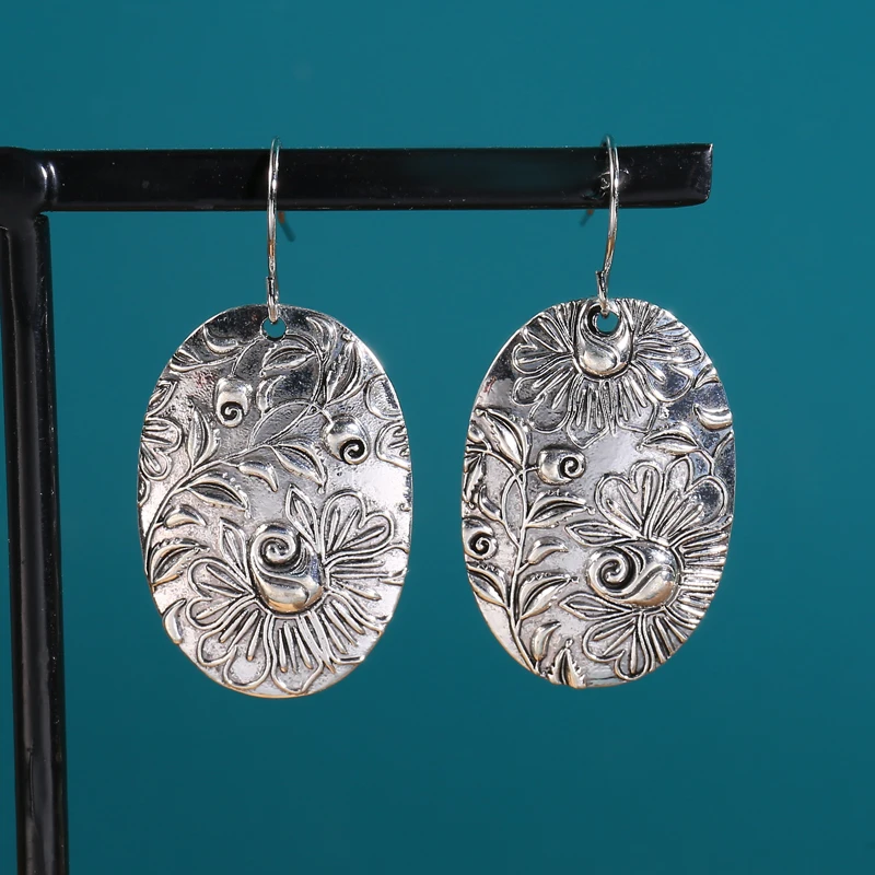 Vintage Oval Silver Color Hand Carved Plant Flower Drop Dangle Earring for Women Girl Tribal Floral Pendant Earrings Pendientes
Vintage Oval Silver Color Hand Carved Plant Flower Drop Dangle Earring for Women Girl Tribal Floral Pendant Earrings Pendientes