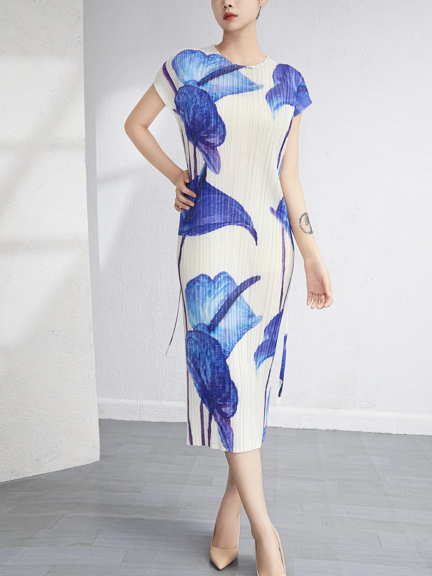 Miyake pleated spring and summer printed straight skirt western style temperament trumpet flower sleeve dress
Miyake pleated spring and summer printed straight skirt western style temperament trumpet flower sleeve dress