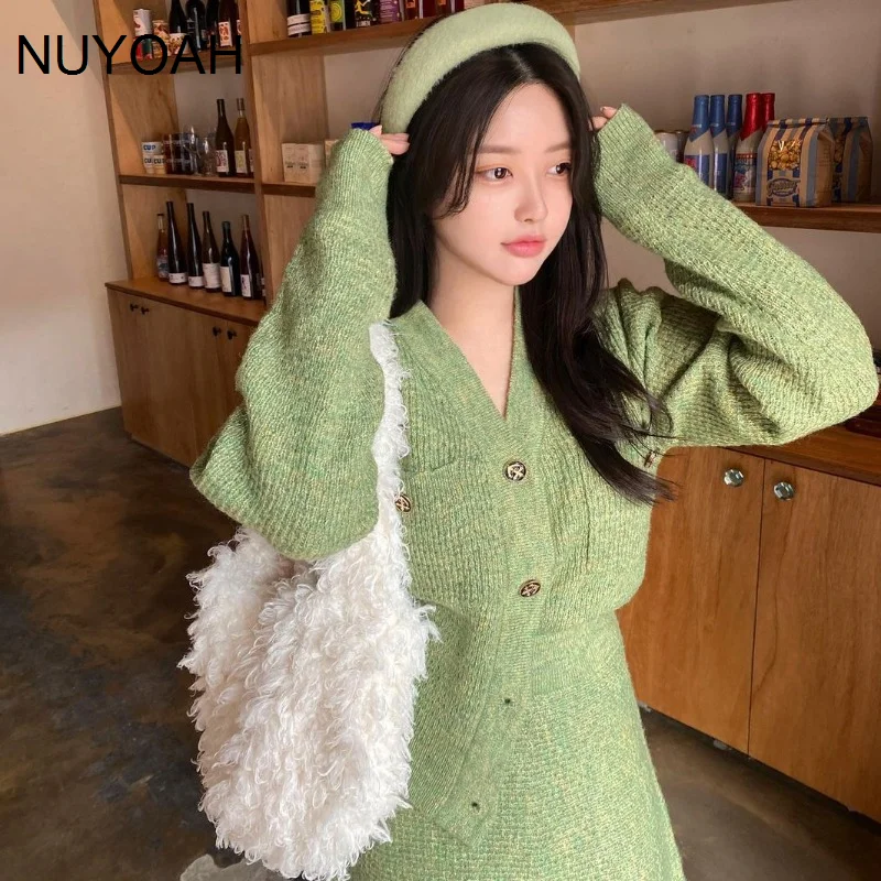 Women's Skirt Suit Korean V-neck Sweater Loose Long Sleeved Sweater High Waist Slim A-line Skirt Women
Women's Skirt Suit Korean V-neck Sweater Loose Long Sleeved Sweater High Waist Slim A-line Skirt Women