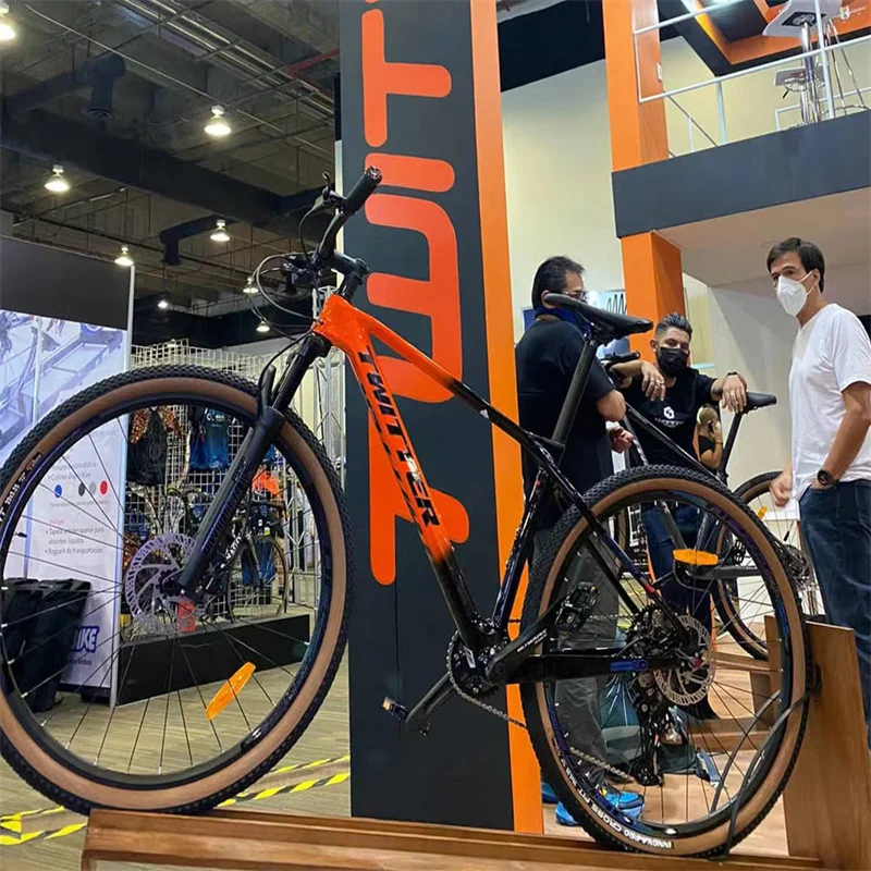 TWITTER'S NEW OFF-ROAD IRON-BLOOD WARRIOR RS-2*13 speed small set Yan Hao oil brake barrel pumping 29 carbon fiber mountain bike
TWITTER'S NEW OFF-ROAD IRON-BLOOD WARRIOR RS-2*13 speed small set Yan Hao oil brake barrel pumping 29 carbon fiber mountain bike