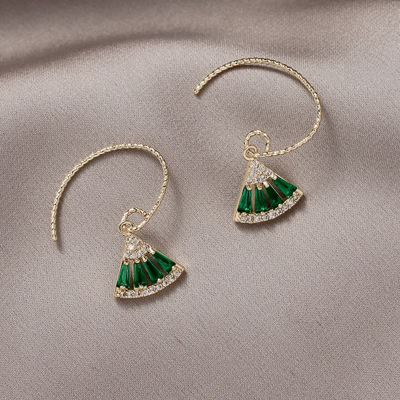VSnow Exquisite Green Rhinestone Fanshaped C Shape Dangle Earings for Women CZ Zirconia Geometric Metal Earings Jewellery
VSnow Exquisite Green Rhinestone Fanshaped C Shape Dangle Earings for Women CZ Zirconia Geometric Metal Earings Jewellery