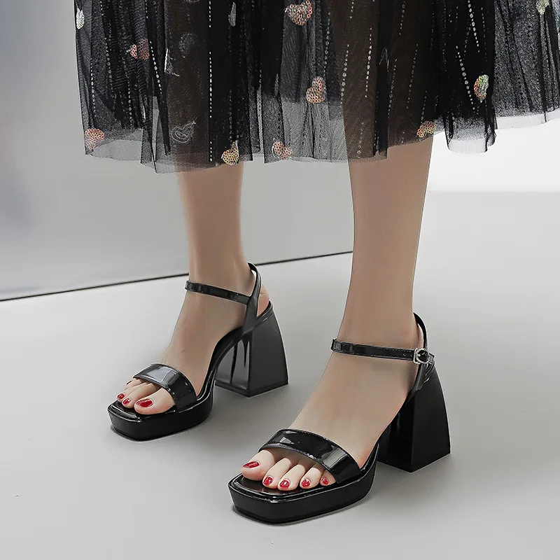 Сандалии женские на высокой платформе, босоножки с расширяющимся книзу каблуком, туфли-лодочки из лакированной кожи, на платформе 10 см, лето 
Сандалии женские на высокой платформе, босоножки с расширяющимся книзу каблуком, туфли-лодочки из лакированной кожи, на платформе 10 см, лето