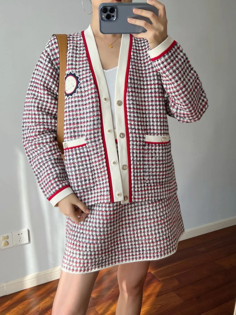 2022 new exquisite red and blue soft tweed knitted college style S patch loose cardigan jacket A-line skirt ladies knitted suit 
2022 new exquisite red and blue soft tweed knitted college style S patch loose cardigan jacket A-line skirt ladies knitted suit