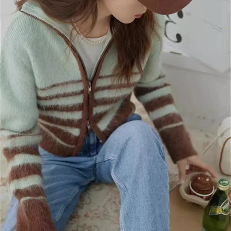 Women's Striped Polo Neck Zippered Knit Cardigan Spring Autumn Fashion Warm Thin Jacket Female Long Sleeved Short Knit Jumper
Women's Striped Polo Neck Zippered Knit Cardigan Spring Autumn Fashion Warm Thin Jacket Female Long Sleeved Short Knit Jumper
