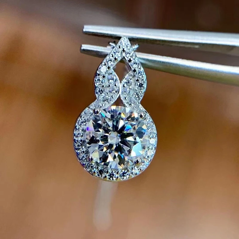 925 Classic 100% Sterling Silver 1 Carat Moissanite Wedding Gourd Pendant Necklace Ladies Sparkling Diamonds Luxury Jewelry Gift
925 Classic 100% Sterling Silver 1 Carat Moissanite Wedding Gourd Pendant Necklace Ladies Sparkling Diamonds Luxury Jewelry Gift