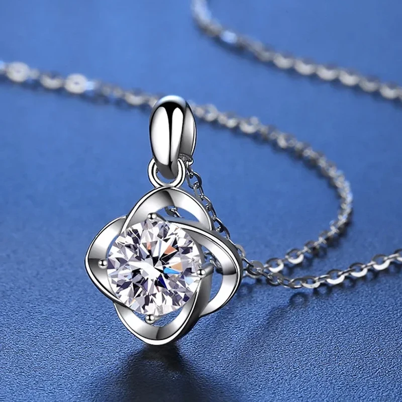 Flower Shape Pendant Round D Color Moissanite Necklaces 925 Sterling Silver 18k Gold Plated Chains Womans Fine Jewelry Gift
Flower Shape Pendant Round D Color Moissanite Necklaces 925 Sterling Silver 18k Gold Plated Chains Womans Fine Jewelry Gift