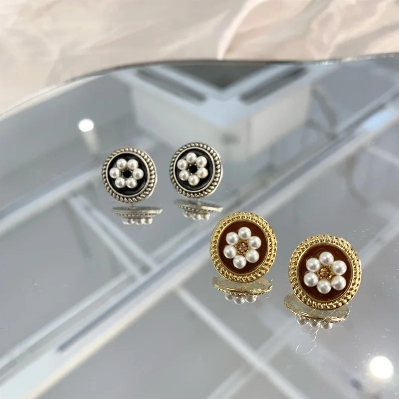 Fashion Vintage Pearls Flower Round Stud Earrings for Women Temperament Gold Silver Color Non Pierced Clip Earring Ear Jewelry
Fashion Vintage Pearls Flower Round Stud Earrings for Women Temperament Gold Silver Color Non Pierced Clip Earring Ear Jewelry
