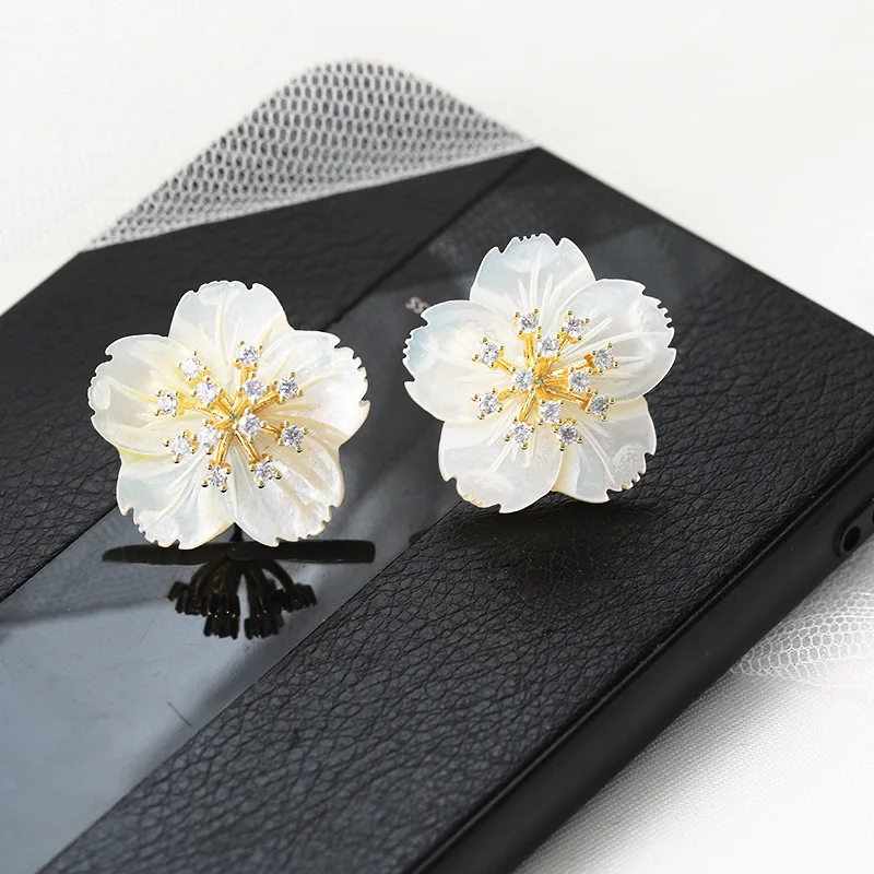 Hot New Trendy Flower Shell Snow AAA Cubic Zirconia Stud Earrings Jewelry Wedding Party Gift Women's Fashion
Hot New Trendy Flower Shell Snow AAA Cubic Zirconia Stud Earrings Jewelry Wedding Party Gift Women's Fashion