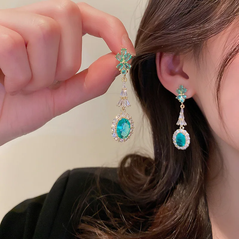 Vintage Fashion Exquisite Crystal Dangle Earrings for Women Girls Zircon Inlaid Geometric Earrings Luxury Temperament Jewelry
Vintage Fashion Exquisite Crystal Dangle Earrings for Women Girls Zircon Inlaid Geometric Earrings Luxury Temperament Jewelry