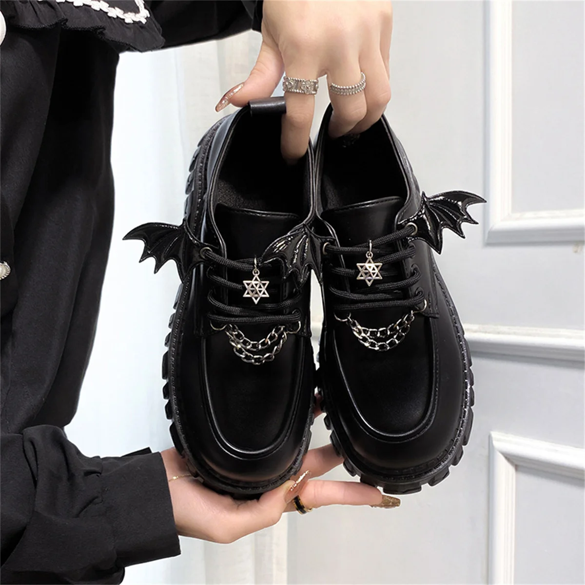 Metal Chain Platform Lolita Gothic Shoes Wing Women 2023 Spring College Patent Leather Pumps Japan Kawaii School Uniform Shoes
Metal Chain Platform Lolita Gothic Shoes Wing Women 2023 Spring College Patent Leather Pumps Japan Kawaii School Uniform Shoes