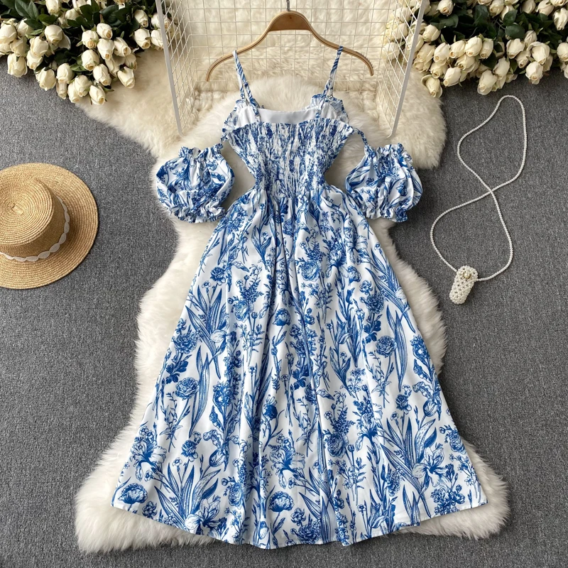 Летнее женское платье без рукавов на бретельках с открытой спиной
Летнее женское платье без рукавов на бретельках с открытой спиной