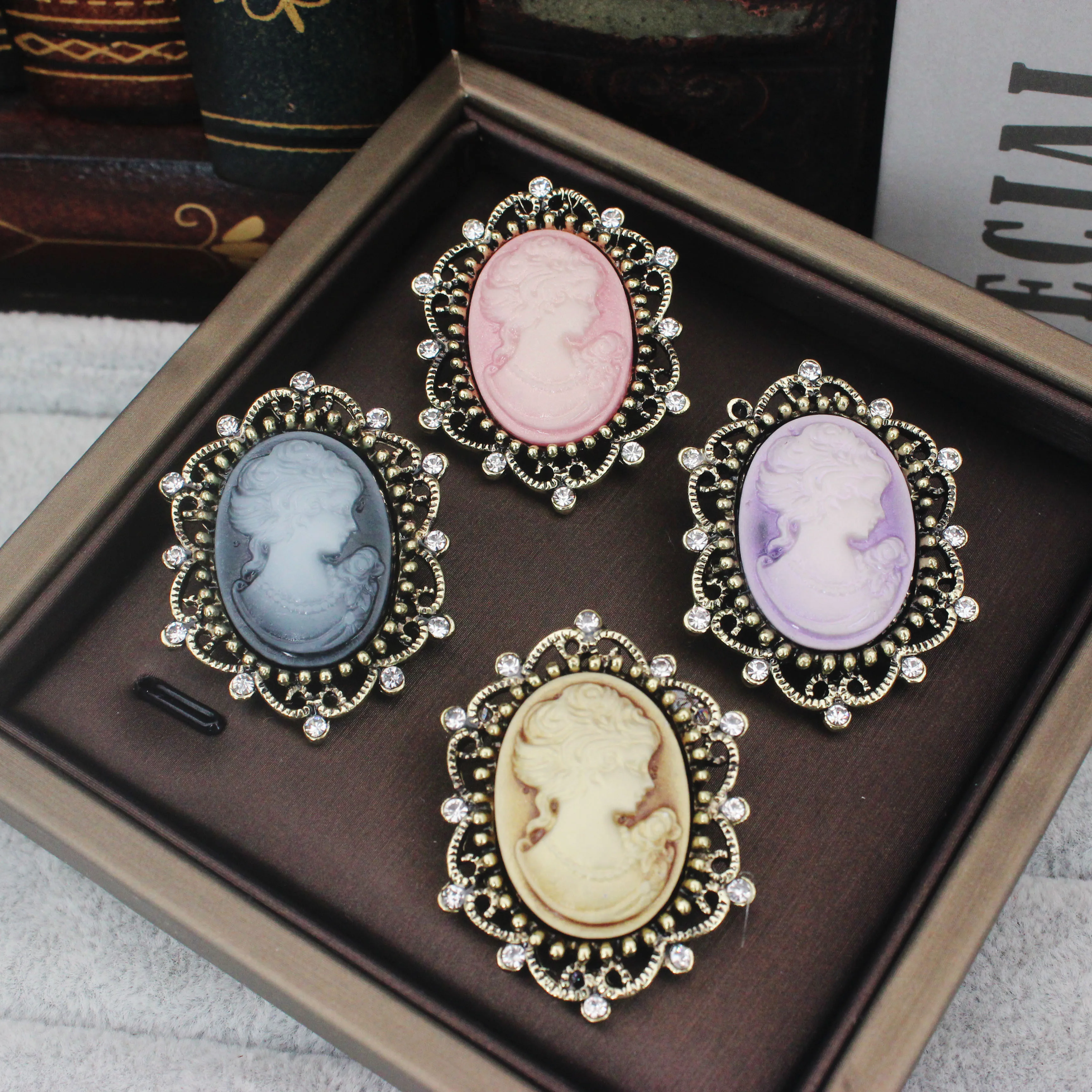 

3PCS Pack Vintage Queen's Cameo Brooch Pins for Women New Jewelry Ornaments Crystals Beauty Head Brooches Clothing Accessory