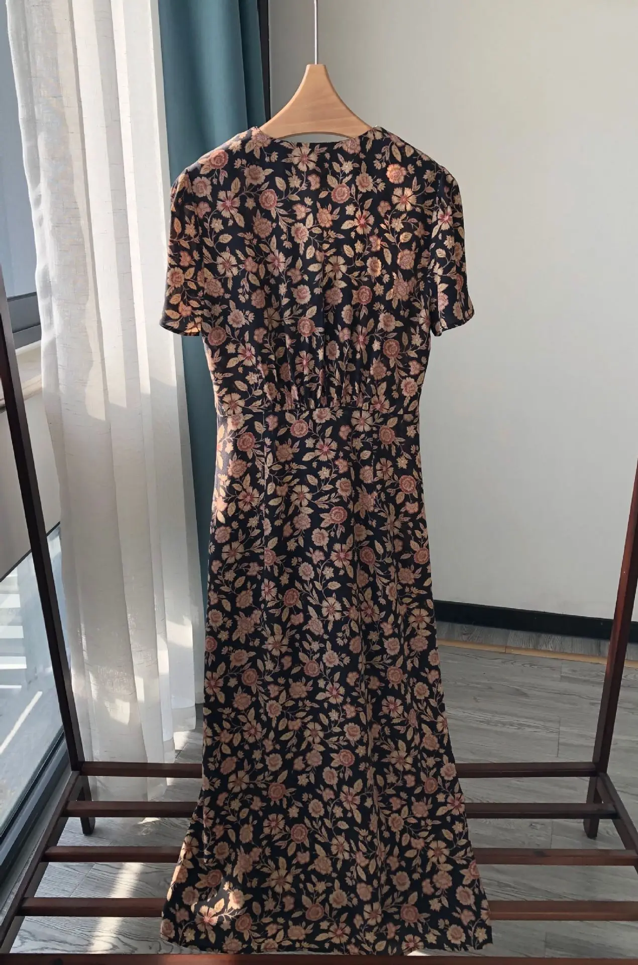 Women's Floral Print V-Neck Single Breasted Short Sleeve 100% Silk Vintage Mini Dress
Women's Floral Print V-Neck Single Breasted Short Sleeve 100% Silk Vintage Mini Dress