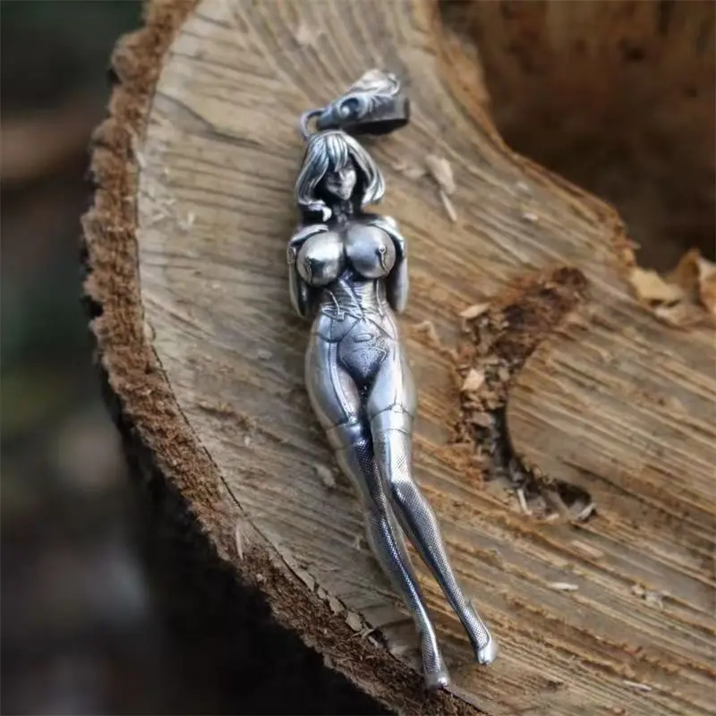 Металлическая статуя женщины
Металлическая статуя женщины