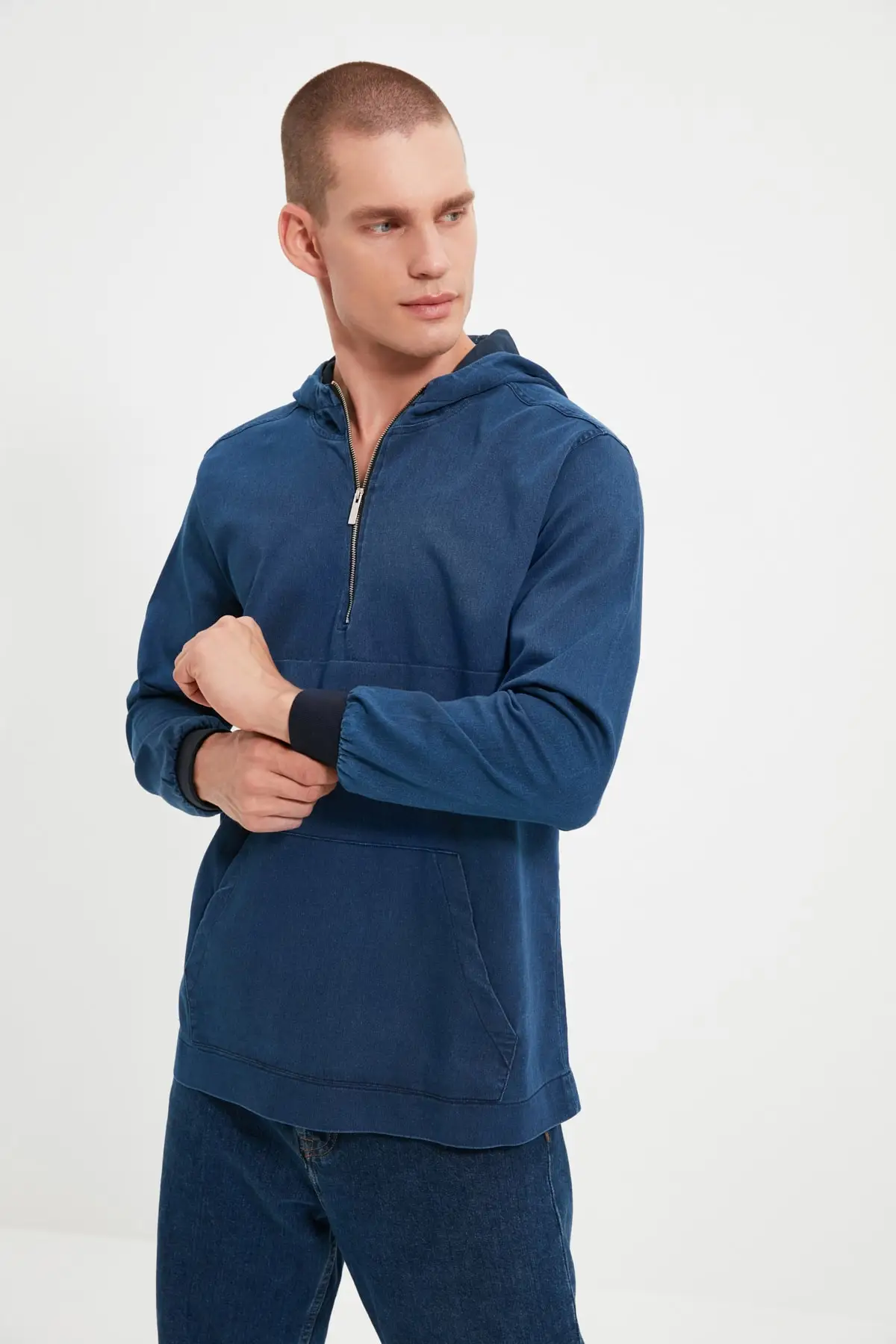 

Trendyol Male Regular Fit Kangaroo Pocket Hooded Shirt TMNAW22GO0202