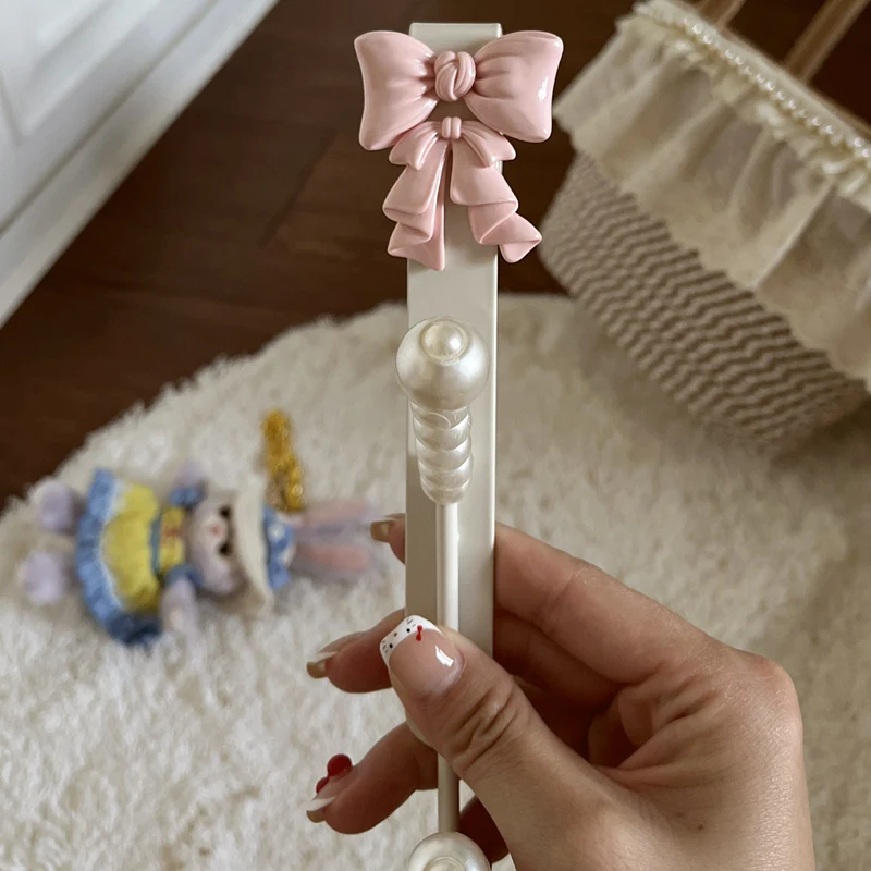 Железный крючок с бантом и жемчугом