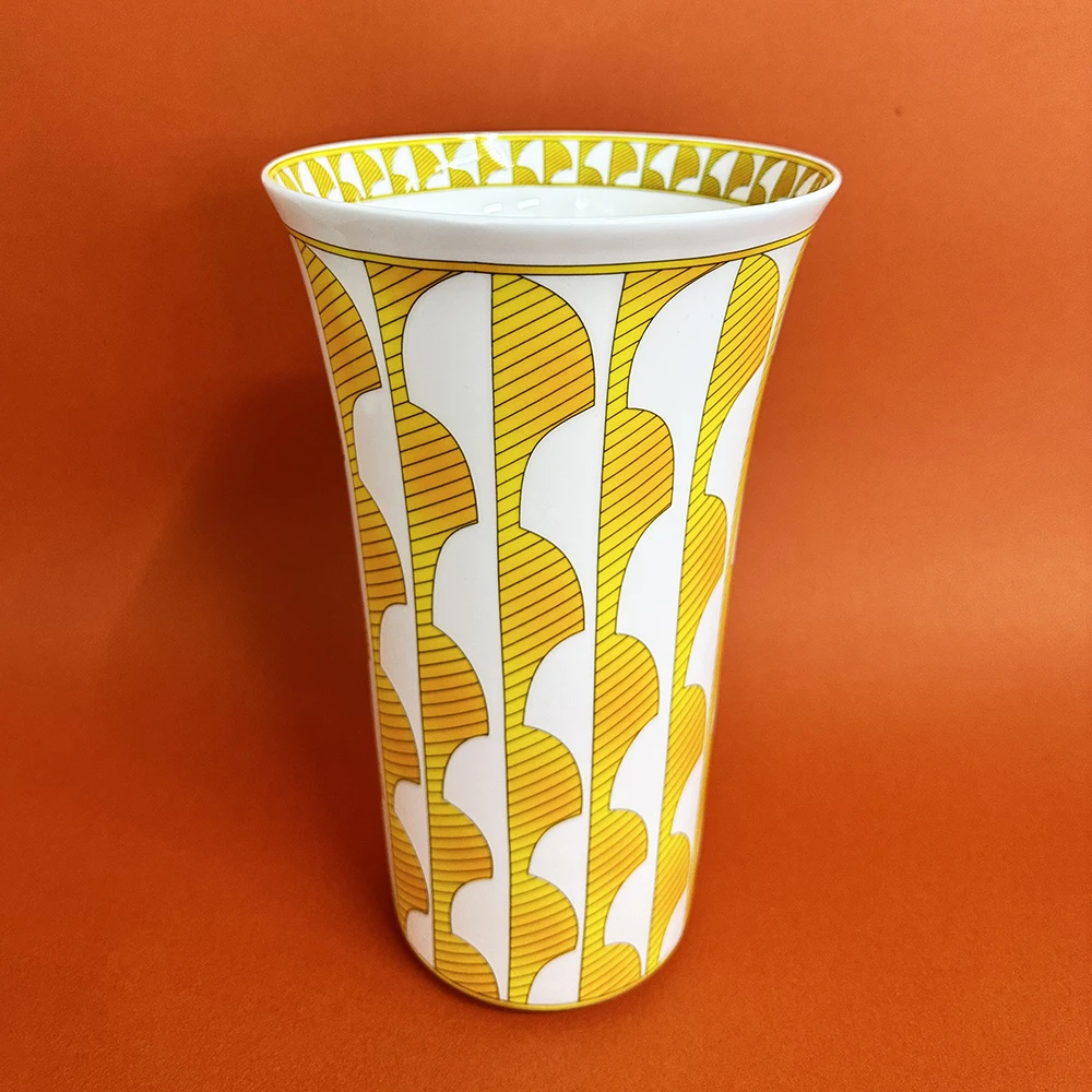 Nordic Design Bone China Vase High Quality On-Glaze Ceramic Office Home Decoration Vase Dry Flower Accessories Modern
Nordic Design Bone China Vase High Quality On-Glaze Ceramic Office Home Decoration Vase Dry Flower Accessories Modern