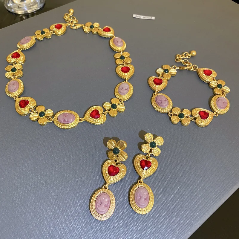 Temperament Flower Portrait Heart Necklace Palace Style Small Crowd Design Collar Chain New Personalized Banquet Necklace
Temperament Flower Portrait Heart Necklace Palace Style Small Crowd Design Collar Chain New Personalized Banquet Necklace