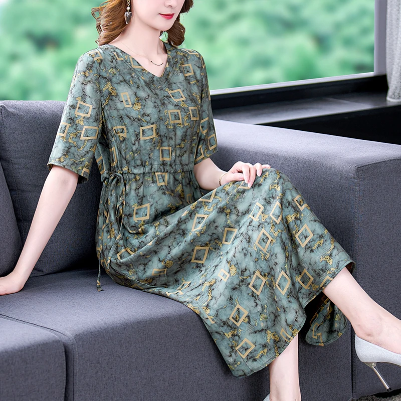Summer 2022 New Women's high quality silk print waist slimming mid-length dress
Summer 2022 New Women's high quality silk print waist slimming mid-length dress