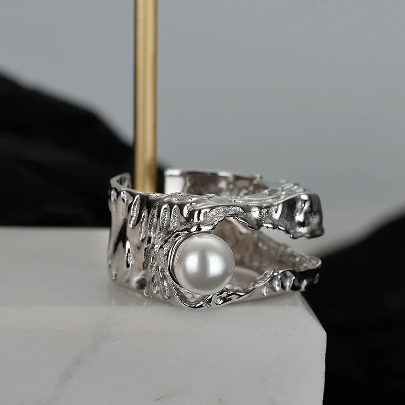 Женское кольцо с крупным жемчугом, серебристого цвета
Женское кольцо с крупным жемчугом, серебристого цвета