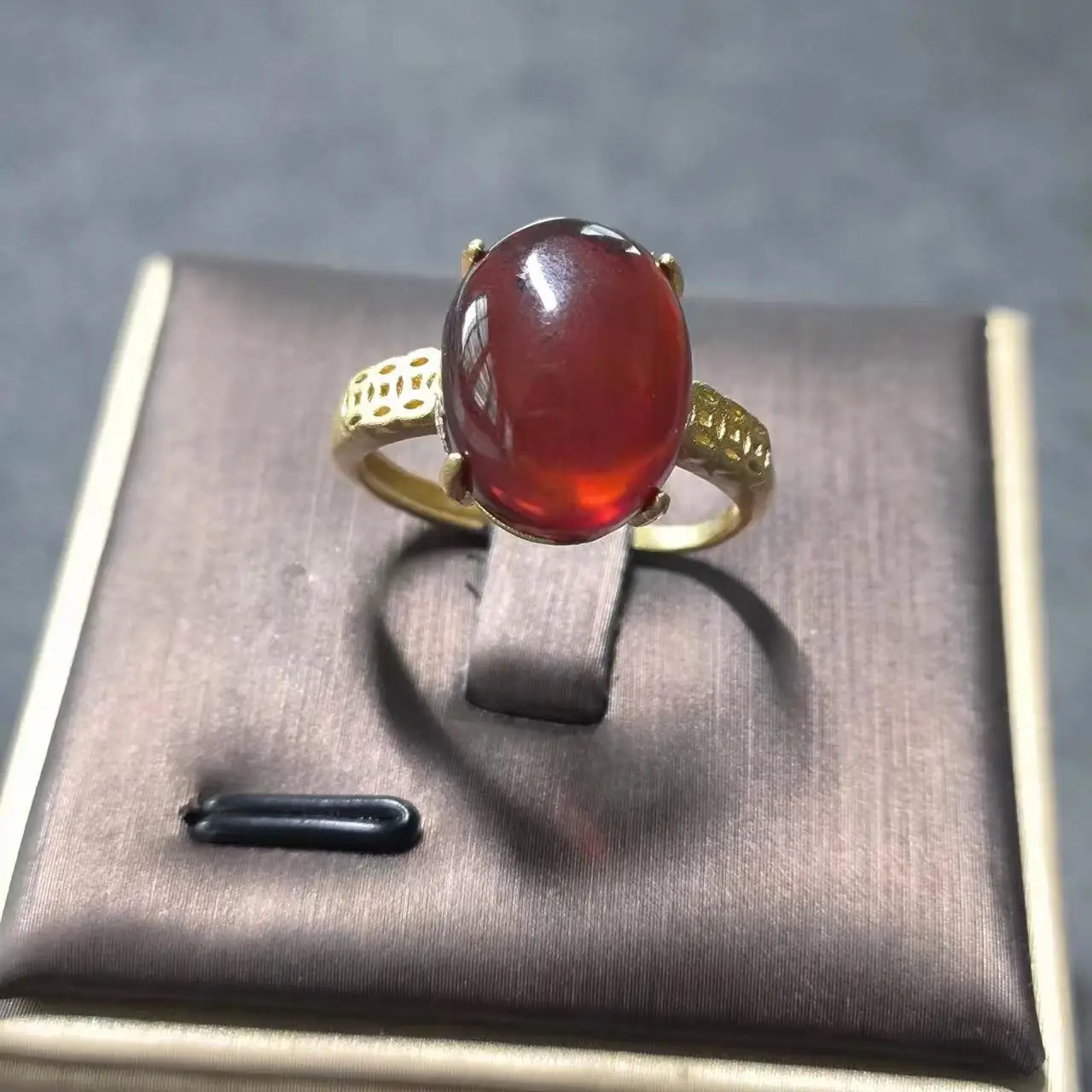 1pcs/lot Natural Amber Ring S925 Sterling Silver Plated Old Gold matte texture carved copper coins size adjustable red gem Lady
1pcs/lot Natural Amber Ring S925 Sterling Silver Plated Old Gold matte texture carved copper coins size adjustable red gem Lady
