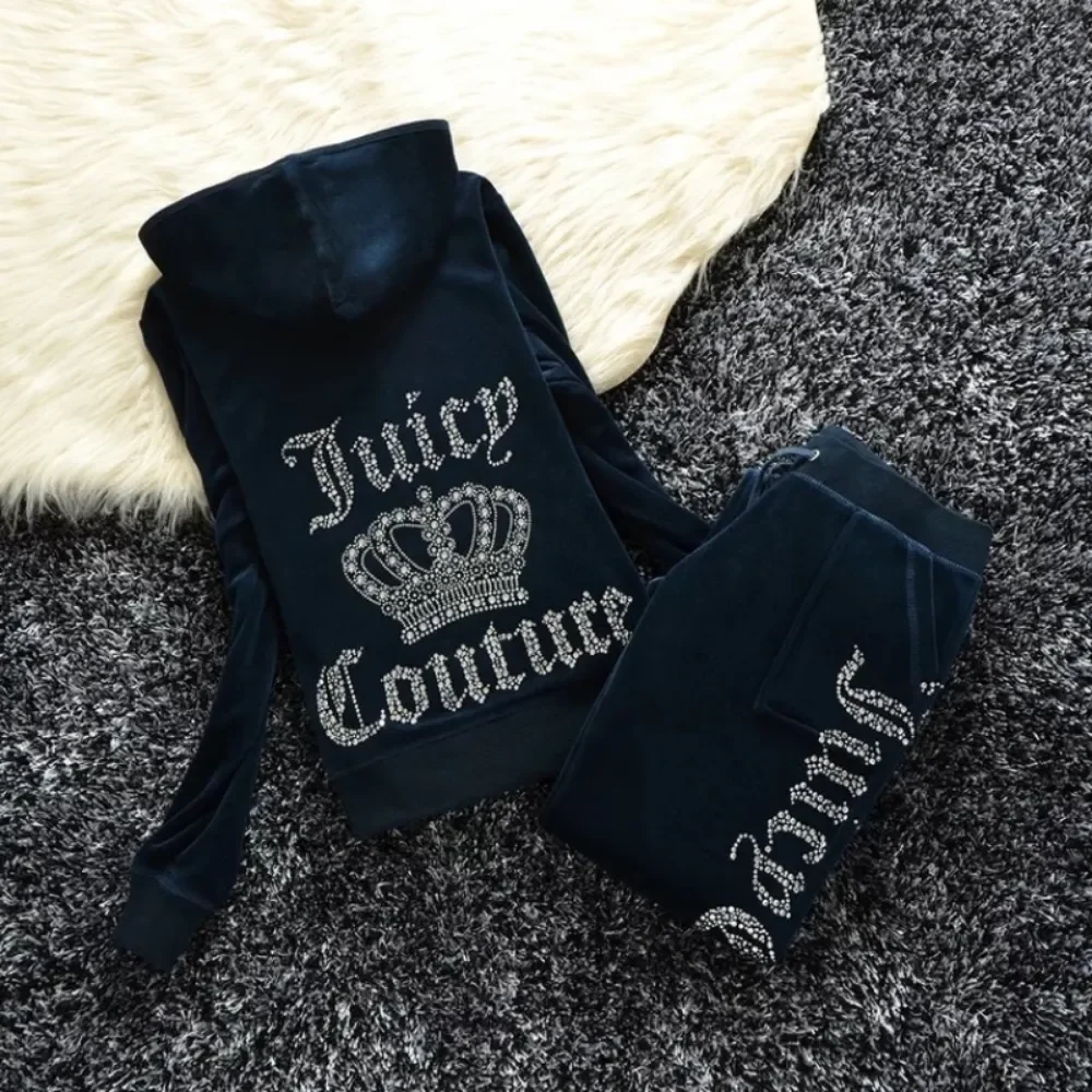 Juicy Coutoure 1:1 Tracksuit Women's Clothing Brand Velour Tracksuit Suit Women Velvet Zipper Sweatshirt and Pants 2 Piece Sets
Juicy Coutoure 1:1 Tracksuit Women's Clothing Brand Velour Tracksuit Suit Women Velvet Zipper Sweatshirt and Pants 2 Piece Sets