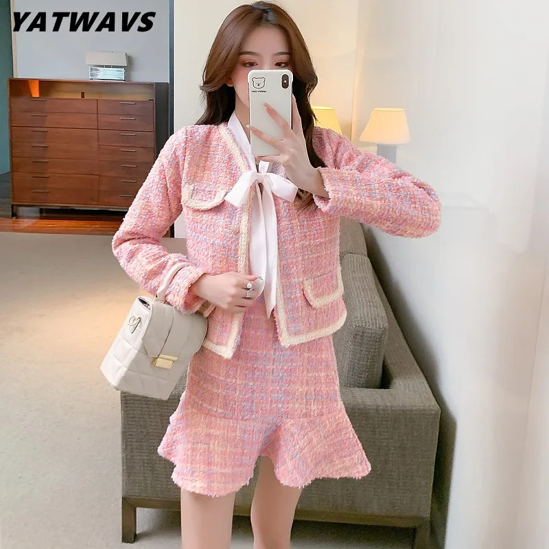 YATWAVS 2022 Autumn Winter Sweet Pink Tweed 2 Piece Set Women V Neck Long Sleeve Short Coat+Chic Woolen Mermaid Mini Skirt Suit
YATWAVS 2022 Autumn Winter Sweet Pink Tweed 2 Piece Set Women V Neck Long Sleeve Short Coat+Chic Woolen Mermaid Mini Skirt Suit