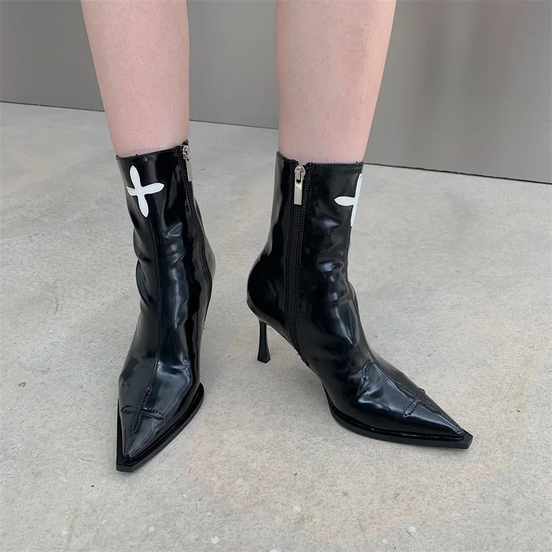 2022 Autumn Winter New Women Stiletto Pointed Toe High-heeled Ankle Boots Fashion Cross Flower Side Zipper Martin Boots Shoes
2022 Autumn Winter New Women Stiletto Pointed Toe High-heeled Ankle Boots Fashion Cross Flower Side Zipper Martin Boots Shoes