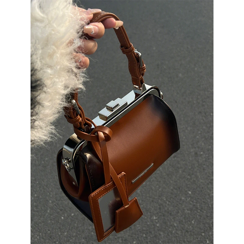 Summer New Boutique Handbag Retro Metal French Minority Hand Bill of Lading Shoulder Crossbody Bag
Summer New Boutique Handbag Retro Metal French Minority Hand Bill of Lading Shoulder Crossbody Bag