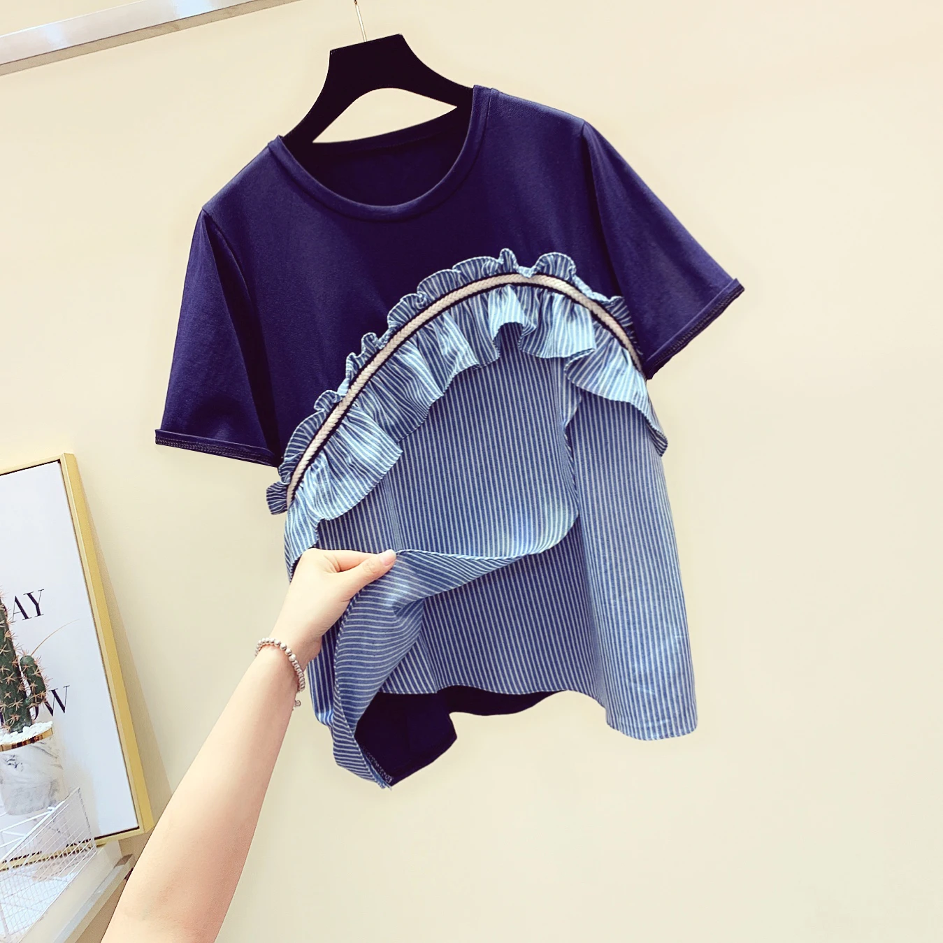 Irregular Ruffles Patchwork Women T-shirts 2022 Summer New O-neck Short-sleeved Slim Lady Elegant Pulls Tops Tees Top Quality
Irregular Ruffles Patchwork Women T-shirts 2022 Summer New O-neck Short-sleeved Slim Lady Elegant Pulls Tops Tees Top Quality