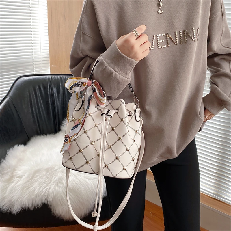 Luxury Handbag Women Scarf Bucket Bag Fashion Tassel Shoulder Bag High Quality Rivet Messenger Bags Female Crossbody Bag Tote
Luxury Handbag Women Scarf Bucket Bag Fashion Tassel Shoulder Bag High Quality Rivet Messenger Bags Female Crossbody Bag Tote