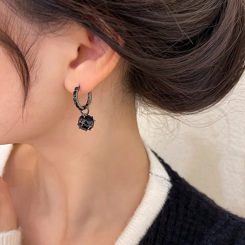 Luxurious Personality Earring Black Red Color Zircon Ball Pendant Earrings Fashion Jewelry Daily Party Women Accessories Jewelry
Luxurious Personality Earring Black Red Color Zircon Ball Pendant Earrings Fashion Jewelry Daily Party Women Accessories Jewelry