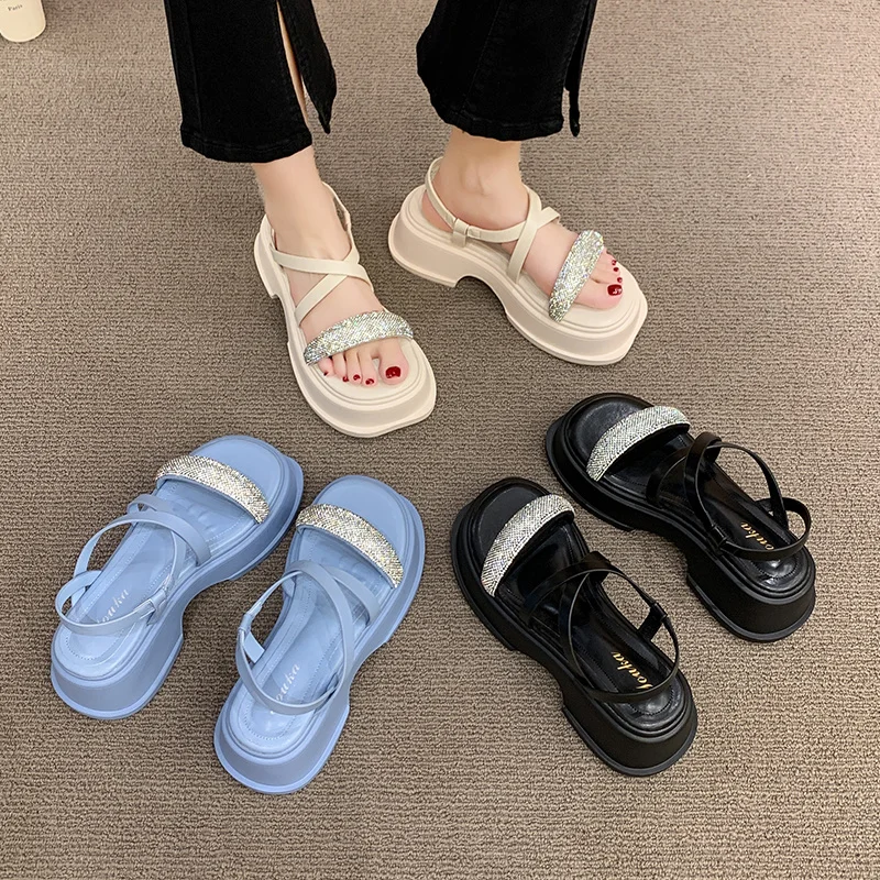 Женские сандалии на танкетке 5 см, модные пляжные шлепанцы, повседневные сандалии с высокой подошвой, дышащие шлепанцы для прогулок, лето 2022
Женские сандалии на танкетке 5 см, модные пляжные шлепанцы, повседневные сандалии с высокой подошвой, дышащие шлепанцы для прогулок, лето 2022