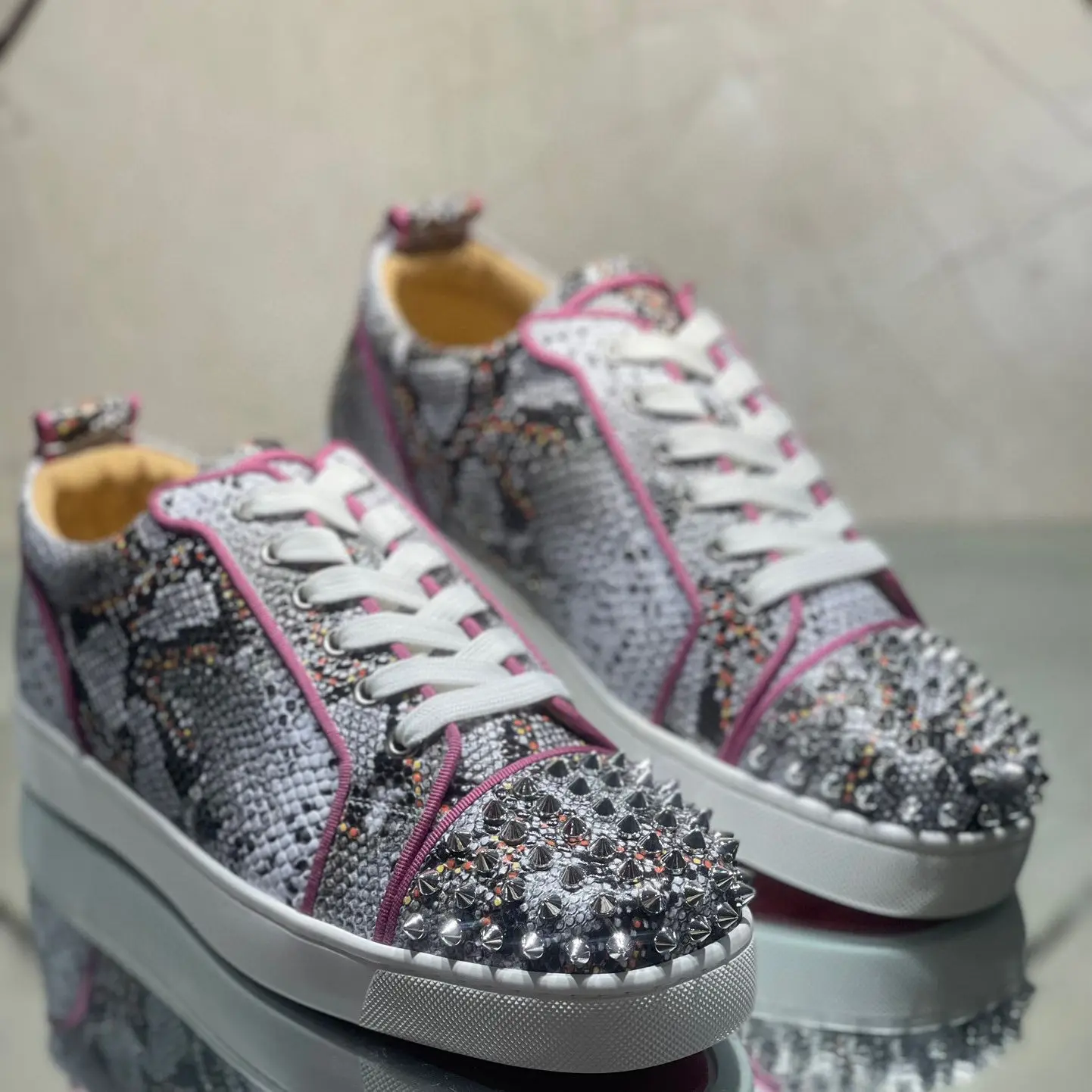 Кроссовки мужские на плоской подошве, из натуральной кожи, с серебристыми заклепками
Кроссовки мужские на плоской подошве, из натуральной кожи, с серебристыми заклепками