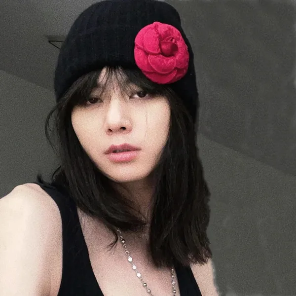 Зимние женские фотообои с красной камелией
Зимние женские фотообои с красной камелией