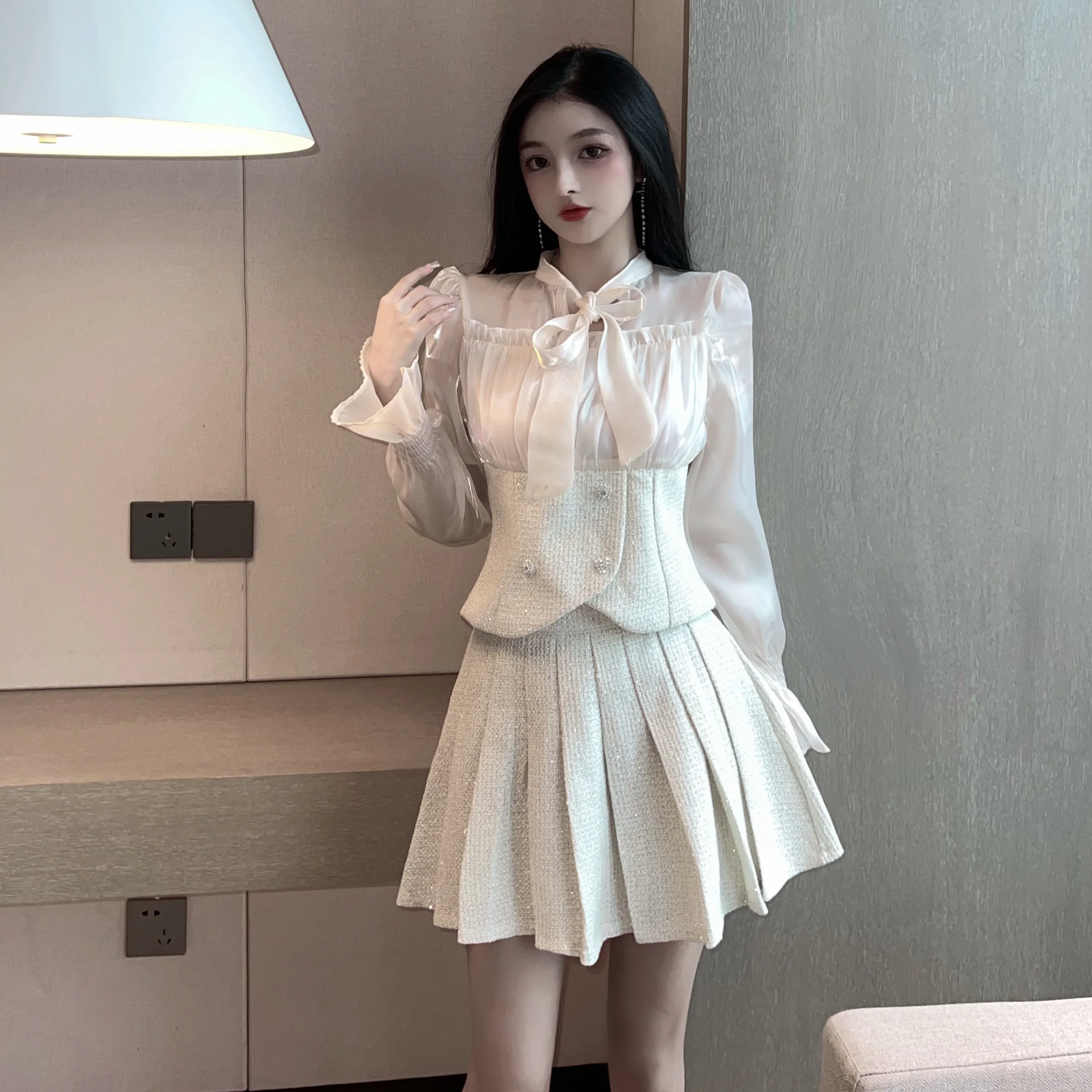 High Quality Fashion Sexy Bow Bandage Design See Through Long Lantern Sleeve Blouse+High Waist Short Pleated Skirts 2-piece Suit
High Quality Fashion Sexy Bow Bandage Design See Through Long Lantern Sleeve Blouse+High Waist Short Pleated Skirts 2-piece Suit