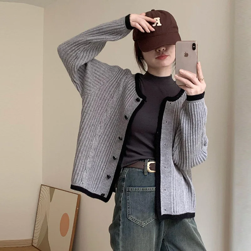Color matching sweater women's autumn and winter new Korean version of wild short knitted cardigan coat
Color matching sweater women's autumn and winter new Korean version of wild short knitted cardigan coat