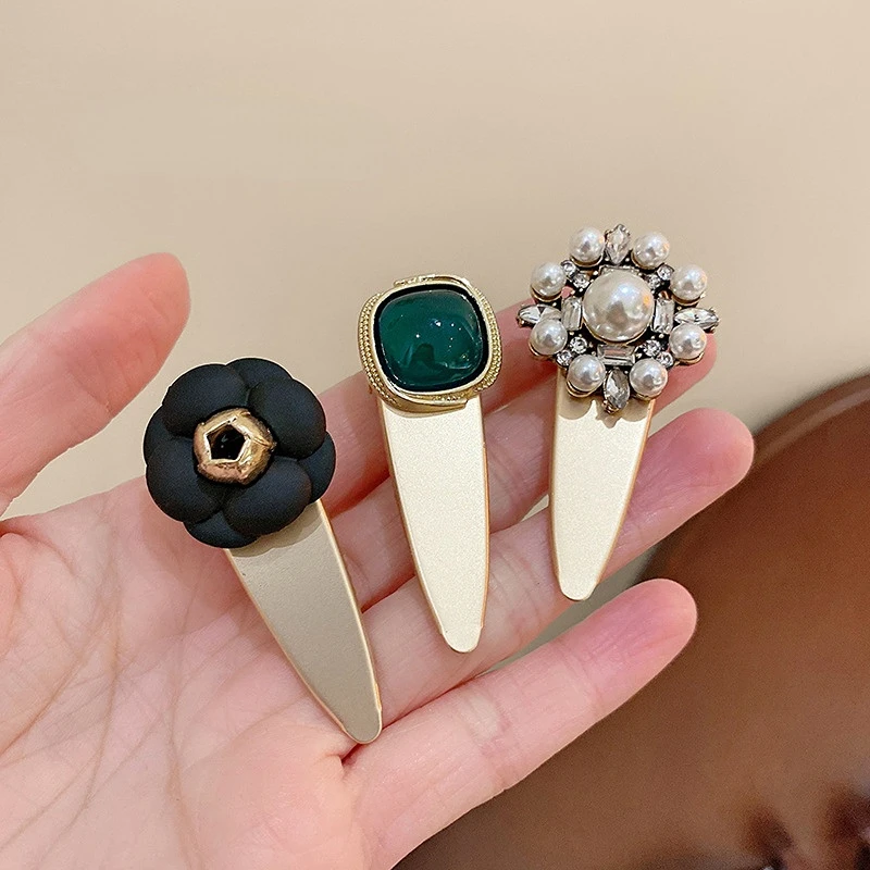 Korean rhinestone hair clip Korean side clip Metal green black duck tip hair clip Hair accessories
Korean rhinestone hair clip Korean side clip Metal green black duck tip hair clip Hair accessories