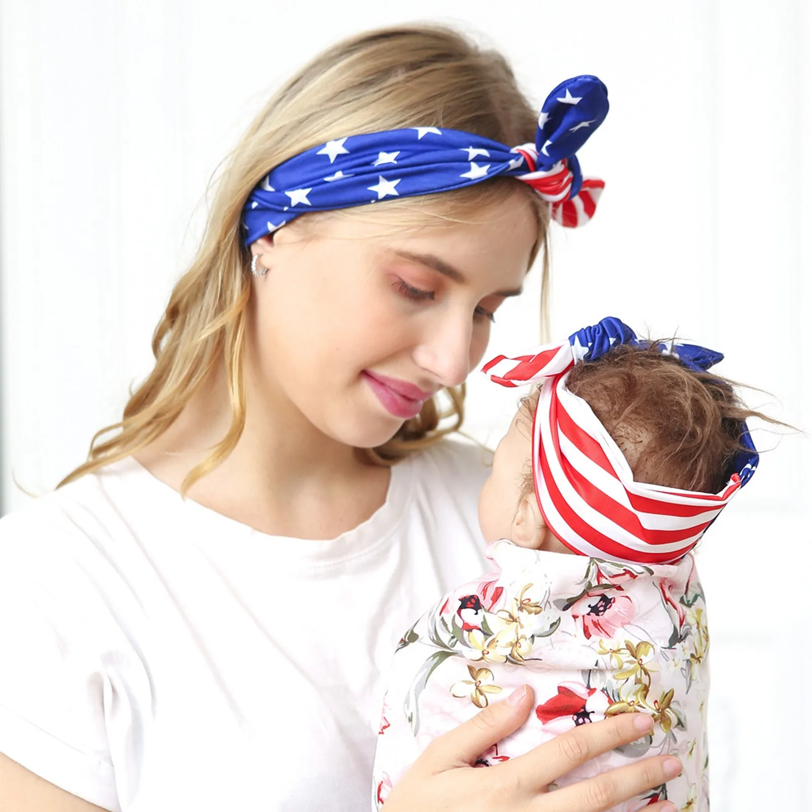 The Beautiful Bow Design Of The Independence Day Parent Child Style Features A Contrasting Red And Blue Small Sweat Headband
The Beautiful Bow Design Of The Independence Day Parent Child Style Features A Contrasting Red And Blue Small Sweat Headband