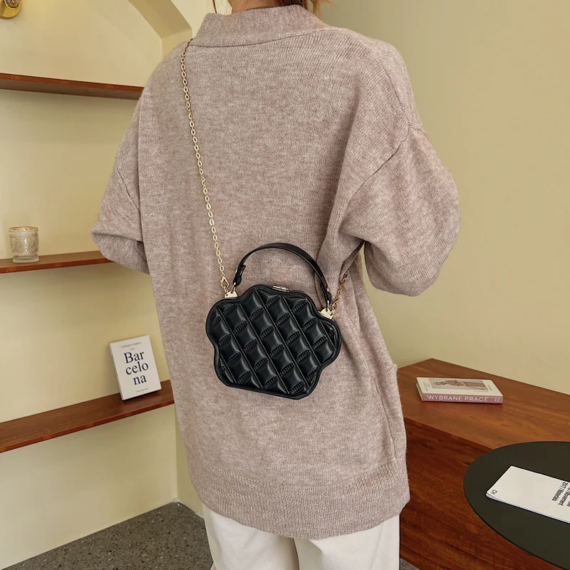 Fashion Women's Bag 2022 Trend Brand Bags for Women Checkered Pleated Shoulder Bags Female Handbag Simple Crossbody Bag Satchel
Fashion Women's Bag 2022 Trend Brand Bags for Women Checkered Pleated Shoulder Bags Female Handbag Simple Crossbody Bag Satchel