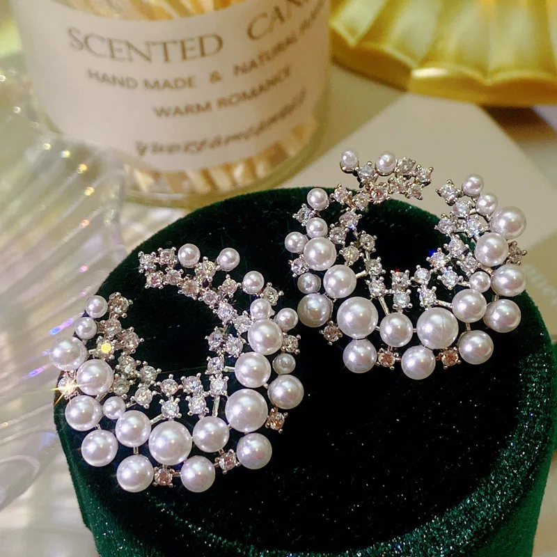 European and American INS retro light luxury imitation pearls irregularly inlaid shiny round C earrings
European and American INS retro light luxury imitation pearls irregularly inlaid shiny round C earrings