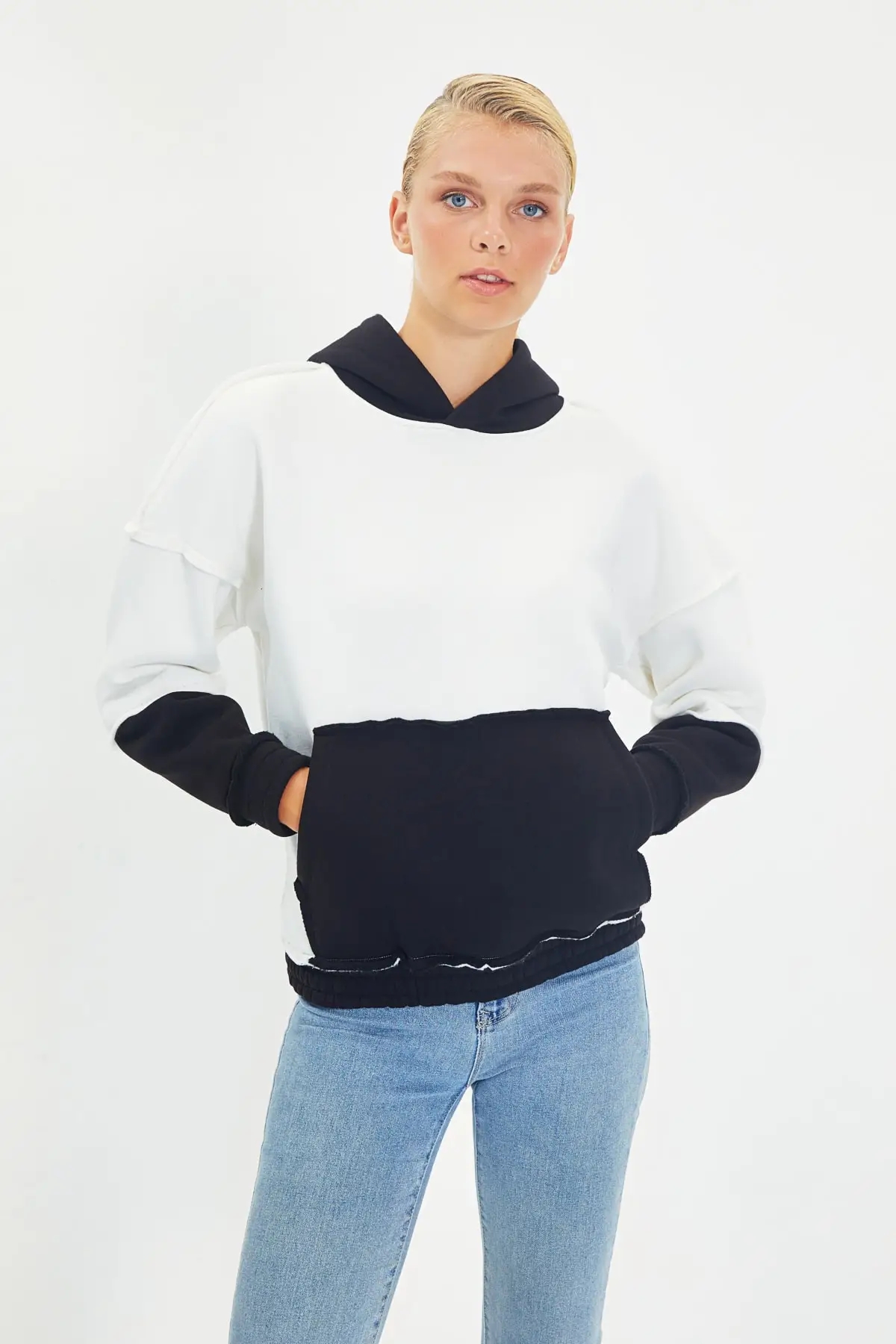 Trendyol With Color Block Kangaroo Pockets Oversize Knitted Sweatshirt TWOAW22SW0890
Trendyol With Color Block Kangaroo Pockets Oversize Knitted Sweatshirt TWOAW22SW0890