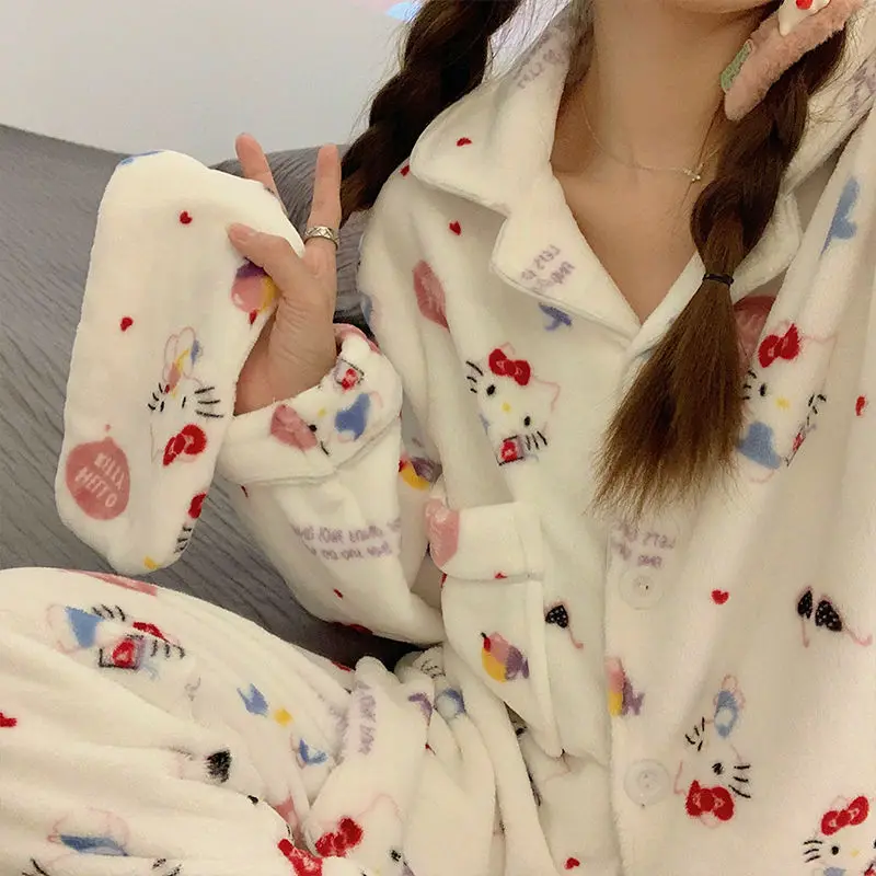 Милые Мультяшные флисовые пижамы Hello Kitty для женщин зимние утепленные теплые пижамные комплекты белые топы для сна с маской для глаз
Милые Мультяшные флисовые пижамы Hello Kitty для женщин зимние утепленные теплые пижамные комплекты белые топы для сна с маской для глаз